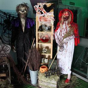Halloween Decoratie - Lier - staande griezel - sprookje - skelet - skull - horror - geraamte - oma - wolf