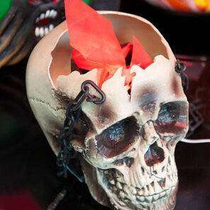 Lier - Fun - Shop - Halloween - Decoratie - Versiering - verlichting - vlammen - vuur - vlam - skull - hangend decor - kasteel